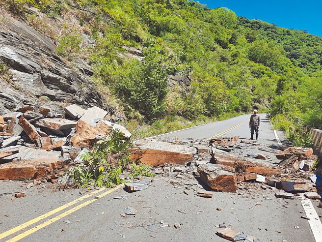 馬鞍颱風帶來豪雨，台東縣延平鄉紅葉村往清水、上里部落道路大塊土石崩落，交通受阻。（讀者提供／蔡旻妤台東傳真）