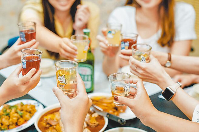 聊疗杯打破过去传统玻璃酒杯的样貌，将6大明星贴图的萌样印在玻璃杯上，让海产热炒店的顾客都直呼好萌、好可爱，聊疗杯也成功成为新的社群热潮。（高市文化局提供／杨舒婷高雄传真）喝酒不开车 饮酒过量有害健康