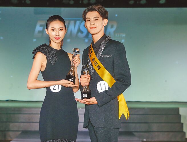 璀璨之星总决赛昨落幕，王靖惟（右）、林子怡分获男、女模组冠军，王靖惟还勇夺总冠军。（粘耿豪摄）