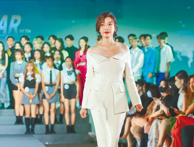 蔡淑臻昨盛装出席璀璨之星总决赛。（粘耿豪摄）