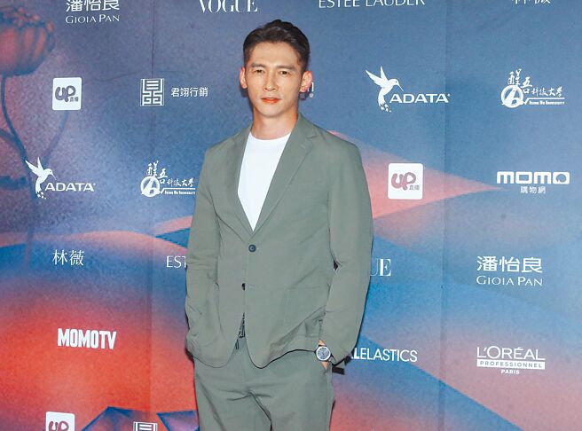 温升豪昨盛装出席璀璨之星总决赛。（粘耿豪摄）