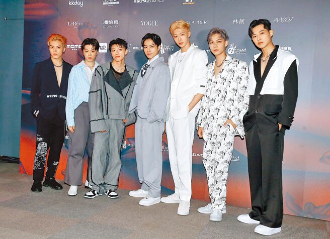 「伊林7帅」李哲言（左起）、陈翊桦、黄文廷、林佳辰、金云、饶高赫、江尚儒昨上台表演，暖心鼓励学弟妹。（粘耿豪摄）