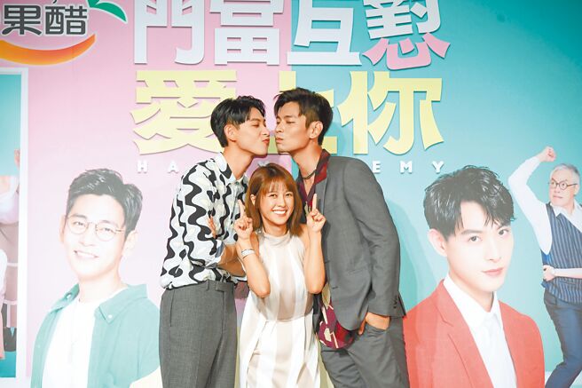 連晨翔（左起）、大元、楊子儀拍戲拍出好感情。（三立提供）