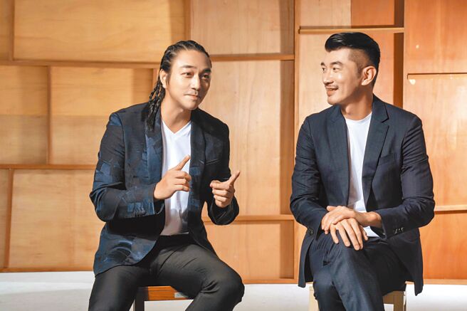 俞凡鏮（右）、严孝铭入行时间差不多，曾一同走过许多印象深刻的伸展台。（摄影／石智中、服装／Salvatore Ferragamo、妆髮／吕任犀）