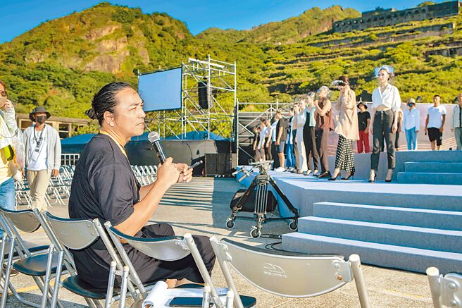 个性活泼的严孝铭，在工作场合却是严肃对待。（吴松翰摄）