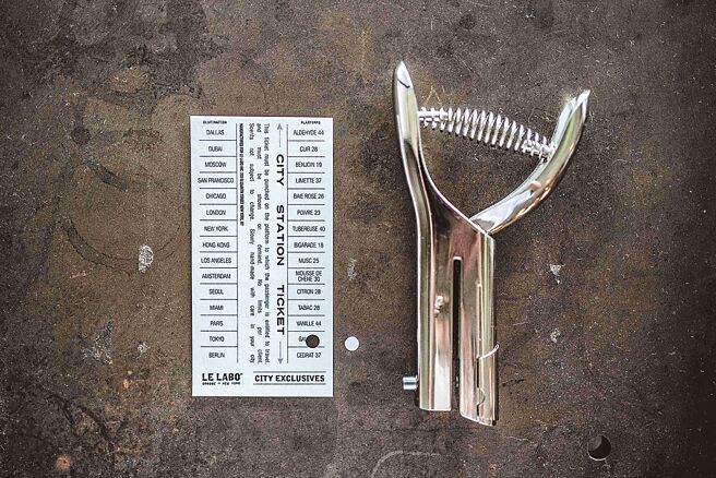 Le Labo城市限定车票卡，试香之后会由柜上人员在城市地标上打卡注记，十分雅致。（Le Labo提供）