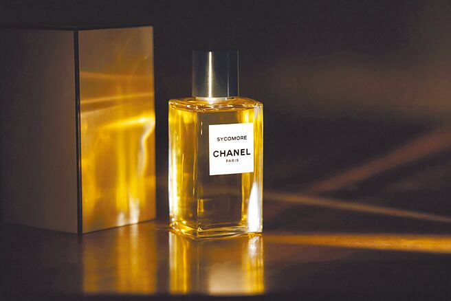 市售版本仅香奈儿梧桐影木香水復刻珍藏盒限定版，也是售完即无；另外还有香精版本，两者均可于香奈儿精品香水柜点与线上美妆店购得，价格分别为1万4950元与8280元。（CHANEL提供）