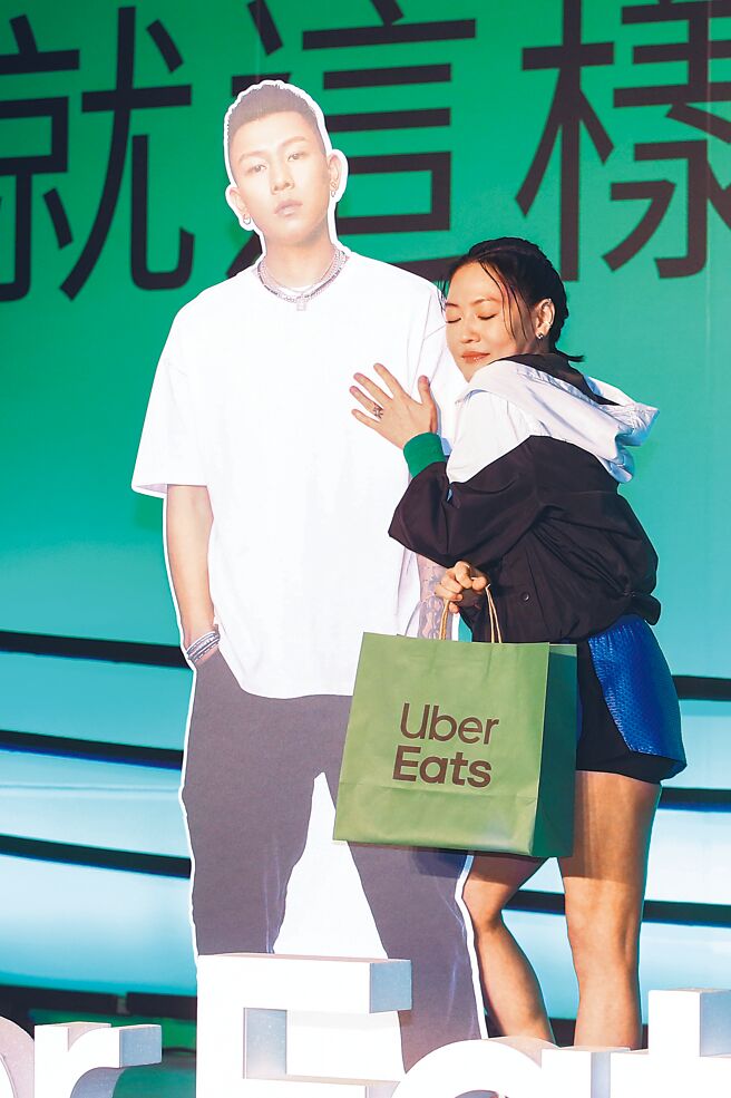 Uber Eats拳击篇广告上线，小S于发表会现场抱着瘦子的人形立牌。（邓博仁摄）