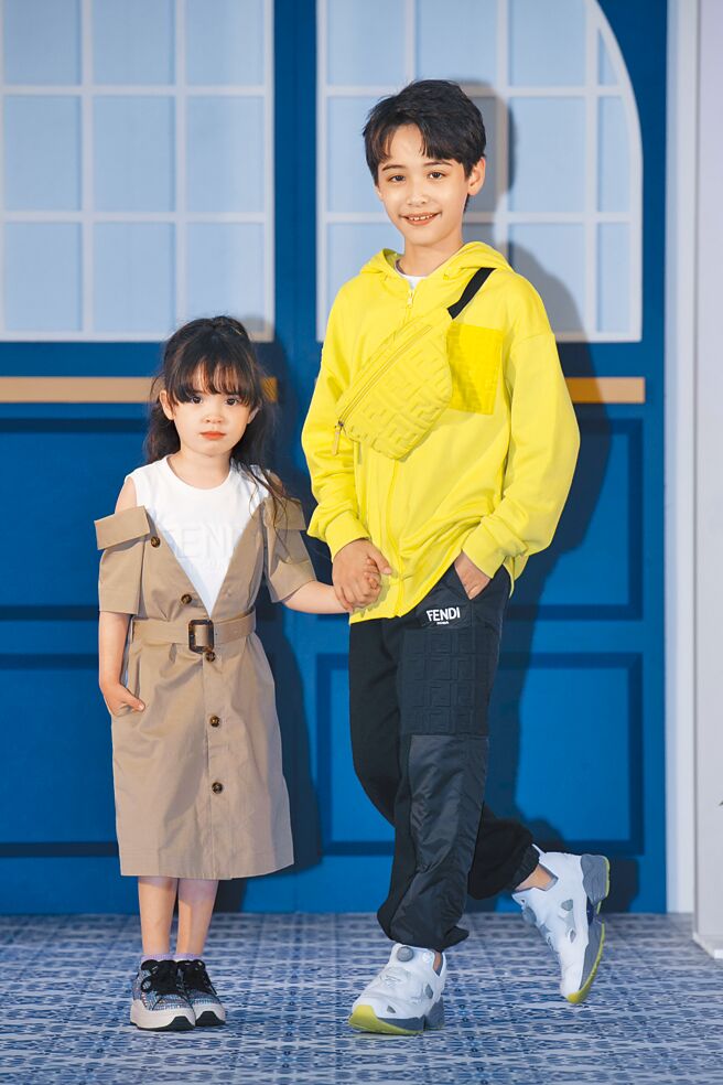 微风旗下可爱的伊莱&伊菲，分别都穿上了FENDI服饰，为babyMADISON走童装秀。（微风提供）