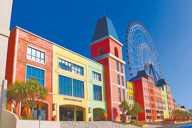 融入義大利菲諾港多彩建築的商場十分醒目。（台中麗寶樂園提供）