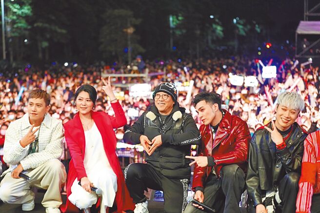陳志鴻（左二）曾出席麗寶樂園舉辦的跨年演唱會。（陳志鴻提供）