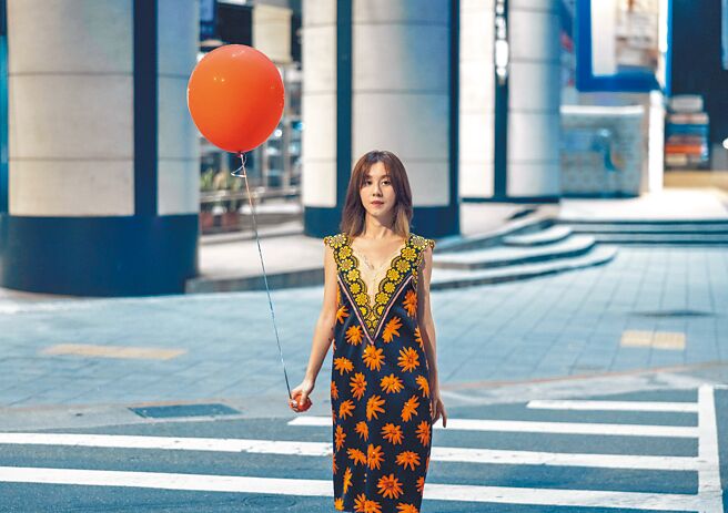 白安在〈没有人写歌给你过吧〉MV中变换不同扮相。（相信音乐提供）