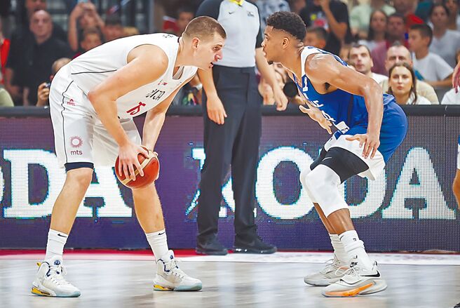 这场前后任NBA年度MVP对决，最后由约基奇（左）险胜阿提托康波。（取自FIBA官网）