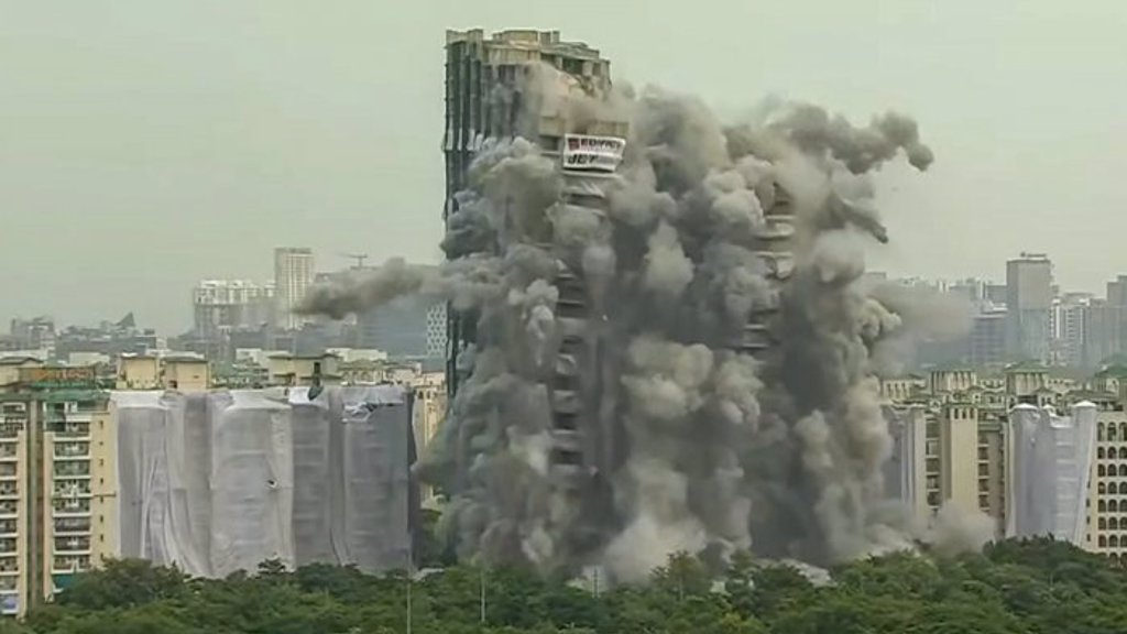 非法建造及官商勾结 印度炸掉两栋30层高大楼。图/PTI Photo(photo:ChinaTimes)