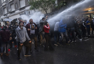阿根廷副總統遭控貪污 數千人示威與警爆衝突