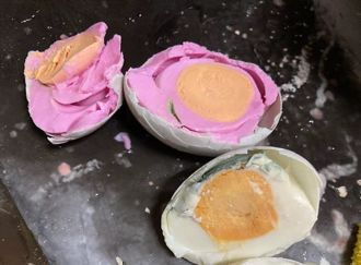女子下廚驚見「粉色鹹蛋」發文急求解 網笑：惡魔果實