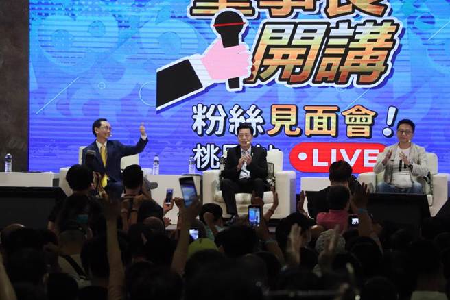 民进党前立委郑宝清(中)27日晚间宣布参选，为桃园市长选战投下震撼弹。（陈梦茹摄）