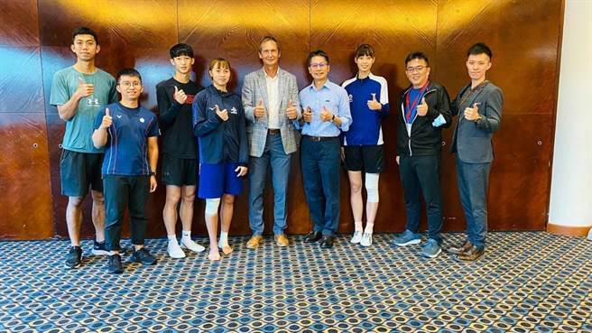 李宪章、杨森与中华代表队队职员合影(我驻拉脱维亚代表处提供)