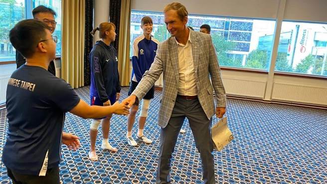 李宪章为我队选手介绍杨森感动及激励人心的成长过程(我驻拉脱维亚代表处提供)