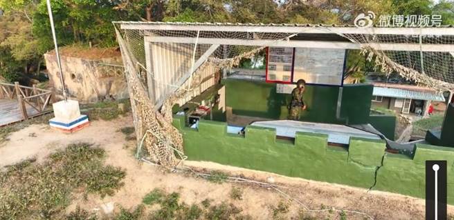 大陆无人机再闯我金门外岛防区，营区周遭景况清晰可见，还有卫兵打电话回报的画面。(翻摄自微博台湾傻事）