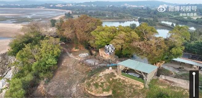 大陆无人机再闯我金门外岛防区，营区景况一览无遗，但营区旗杆上的「国旗」被打上马赛克。(翻摄自微博台湾傻事）