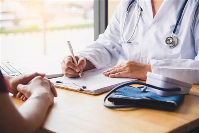 医师贾蔚分享真实案例，一名妇人的国中女儿交男友后，她怀疑女儿和男友已有亲密行为，带着女儿及女儿男友到医院检查处女膜。（图／示意图，达志影像）