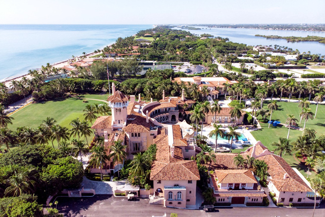 美国司法部26日公布FBI突袭搜索川普海湖庄园的删减版宣誓书，大量内容涂黑以保护证人，共和党分析师罗夫（Karl Rove）推测，向FBI爆料的内奸应该是特勤局人员。（资料照／路透社）