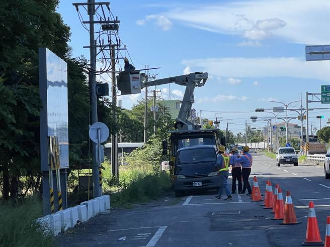 屏鹅公路种树百里2.0计画昨日展开第一支电线杆拔杆作业(公路总局提供)