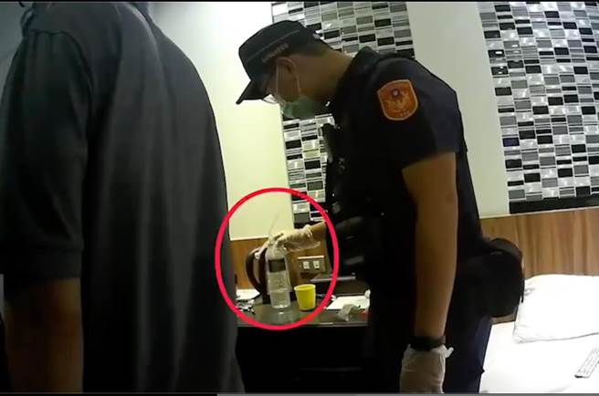 员警在丁男居住的旅馆内发现安非他命吸食器。（翻摄画面）