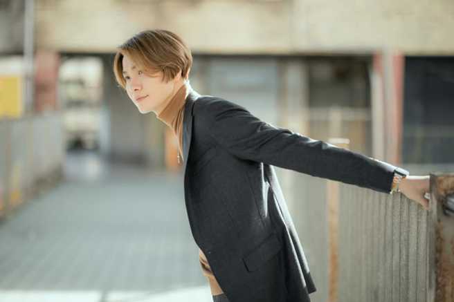 黄少谷曾为强辩乐团中的主唱，解散后又遇疫情，遇到财务困难。(图/黄少谷 脸书)