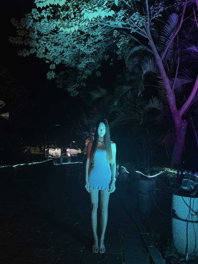 照片成果宛如鬼照片，她也忍不住自嘲，「我看起来比较像七月忘了回去的」。（图／翻摄自爆废公社）