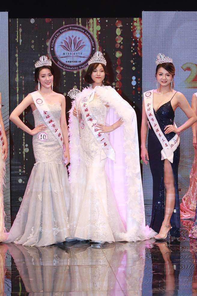 第17届城市小姐第一至三名，第一名许珈嘉(图中)、第二名侯安琁(图左)、第三名曾仲萱(图右)。（全球城市选拔协会提供）