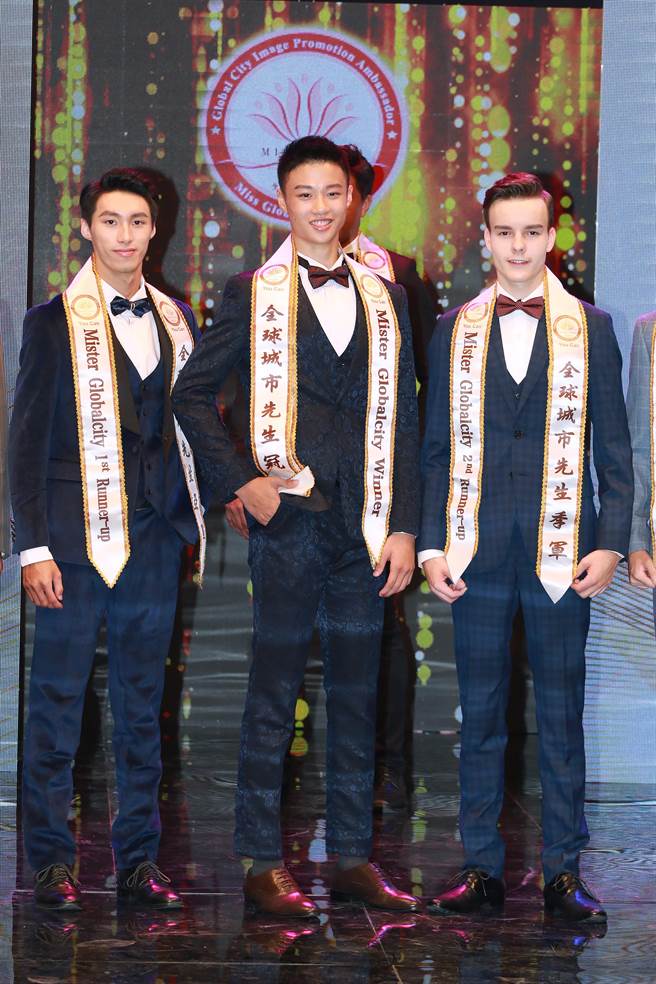 全球城市先生一到三名为，第一名何柏廷(图中)、第二名陶致丞(图左)、第三名尼乐杰(图右)。（全球城市选拔协会提供）