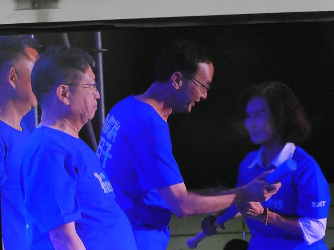 国民党宜兰县长林姿妙遭宜兰地检署以涉贪起诉，蓝营内传出换将声音。不过党籍县市长参选人今天纷纷为林送暖，表示尊重司法判决，也支持林捍卫清白，但不愿多谈是否影响选情。而林上午至全代会时，也低调从侧门进场，迴避媒体。（周志豪摄）