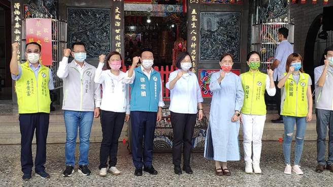 蔡英文總統今天南下苗栗為縣長參選人徐定禎站台。（李京昇攝）