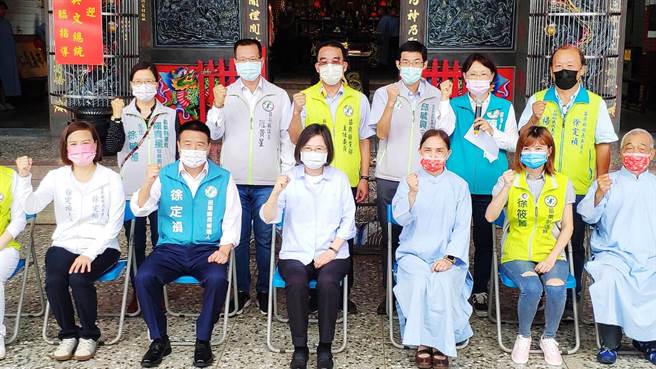 蔡英文總統早上前往苗栗市五文昌廟參拜。（李京昇攝）