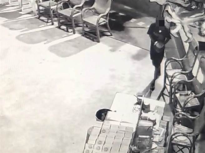 向嫌将香炉偷走。（翻摄照片／高雄洪靖宜传真）