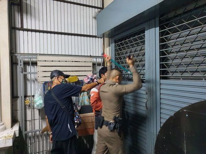 泰国一名独居女子失联，警察撬开铁门衝进去救人。(翻摄自Prakanong.Station脸书)