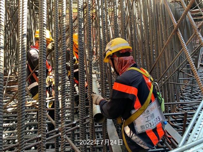 淡江大桥工程歷经艰辛，图为钢筋组扎作业(公路总局提供)
