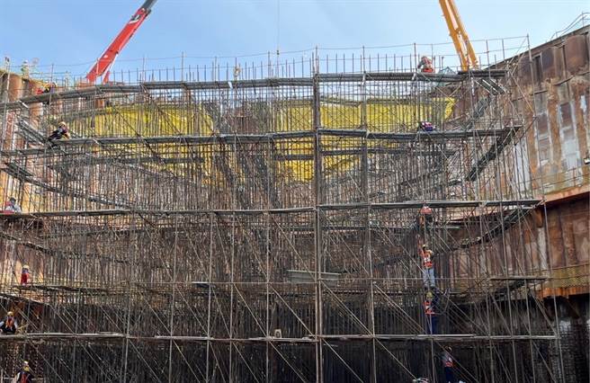 淡江大桥工程歷经艰辛，图为钢筋组扎作业(公路总局提供)