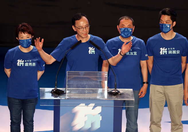 國民黨第二十一屆第二次全國代表大會28日在國立體育大學綜合體育館盛大舉行，黨主席朱立倫（左二）致詞。（劉宗龍攝）