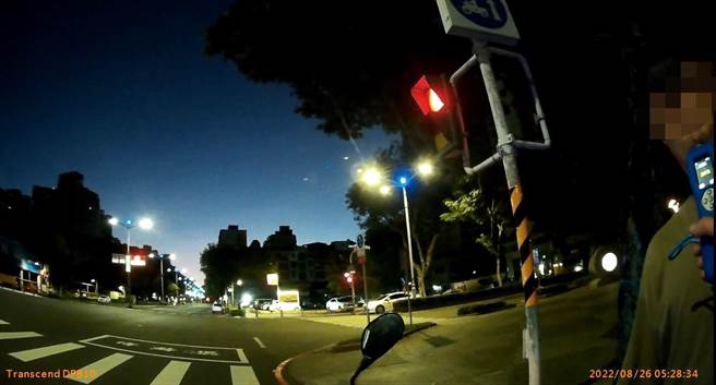 警方对王男实施酒测，王男酒测值超标但未达移送阶段，员警告知王男「不用送法院，可是我要扣车」。事后员警调查发现王男在2020年时也是酒驾遭逮且被扣车。（高市苓雅分局提供／杨舒婷高雄传真）