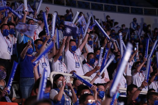 國民黨第21屆第2次全國代表大會28日在國立體育大學綜合體育館盛大舉行，黨代表揮舞加油棒，為黨籍縣市長參選人們加油打氣。（黃世麒攝）