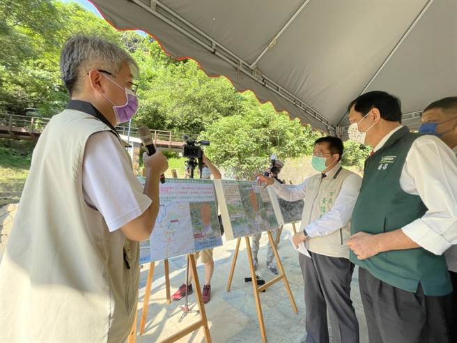 市长黄伟哲到关子岭视察灾后重建工程并听取简报。（李俊淇摄）