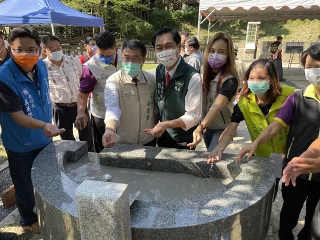 黄伟哲与地方议员尝试使用温泉体感设施。（李俊淇摄）