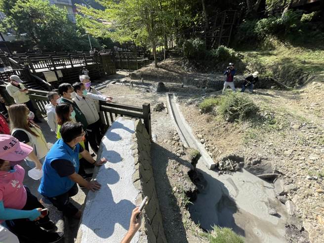 市长黄伟哲（右二）到关子岭视察灾后重建工程并听取简报。（李俊淇摄）