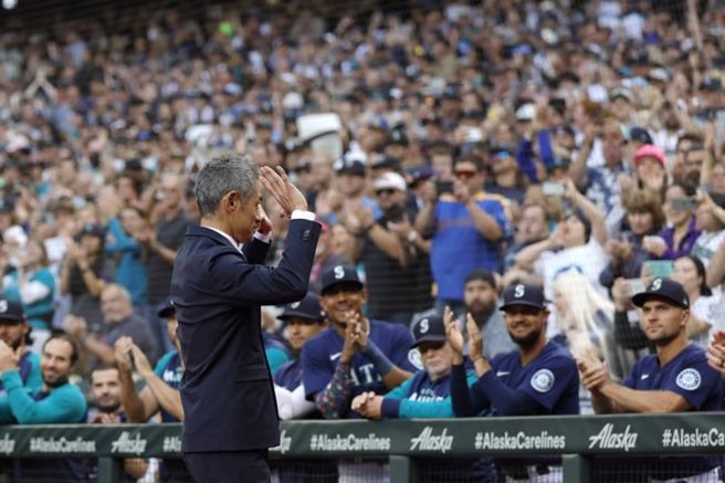 水手观眾为铃木欢呼。（美联社）