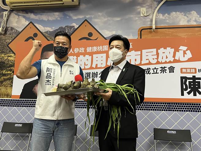 郑宝清28日参加桃园区市议员参选人陈品杰竞选总部成立大会送上包「粽」跟冻「蒜」。（蔡依珍摄）