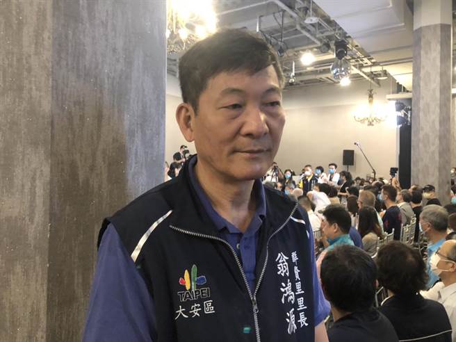 国民党籍大安区群贤里长翁鸿源出席黄珊珊参选记者会。（杨亚璇摄）