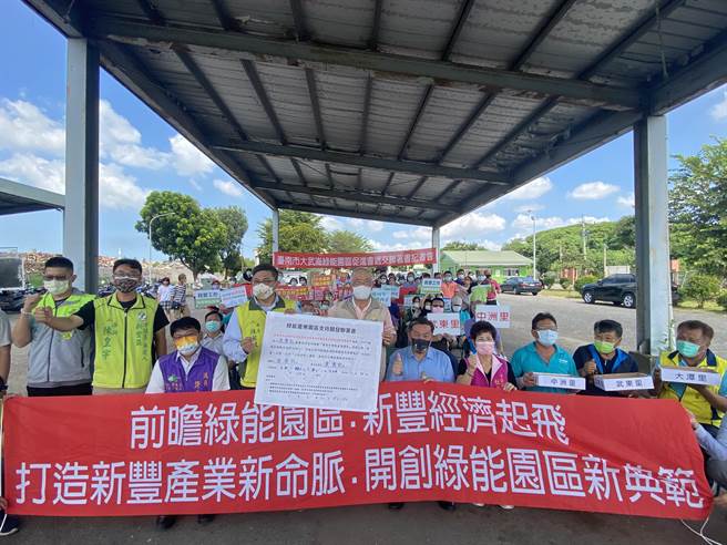 大武崙綠能園區促進會黃順記今遞交1200份連署給經發局長陳凱凌。(曹婷婷攝)